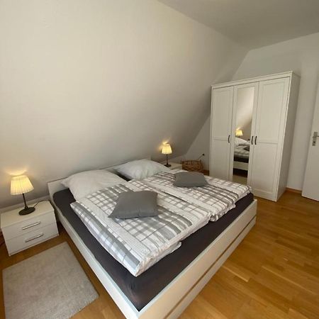Ferienwohnung Mit Balkon Und Eingezaeunten Garten Aurich Exterior foto